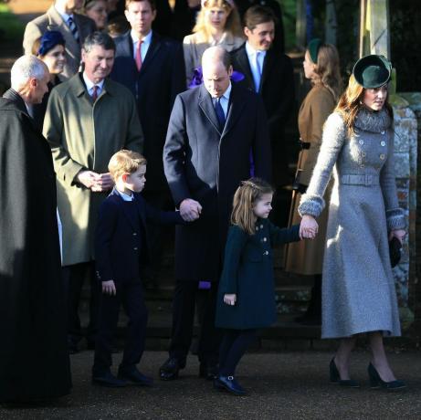 keluarga kerajaan menghadiri kebaktian gereja hari natal di gereja st mary magdalene di perkebunan sandringham pada 25 desember 2019