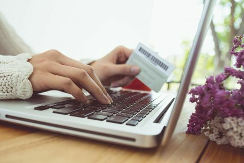 Cropped Hands Of Woman Melakukan Pembayaran Kartu Saat Menggunakan Laptop Di Meja