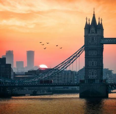 closeup jembatan menara dan pemandangan kota london, Inggris, saat matahari terbit awal