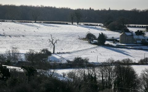 Salju meliputi ladang pada 28 Desember 2017 di dekat Cirencester, 