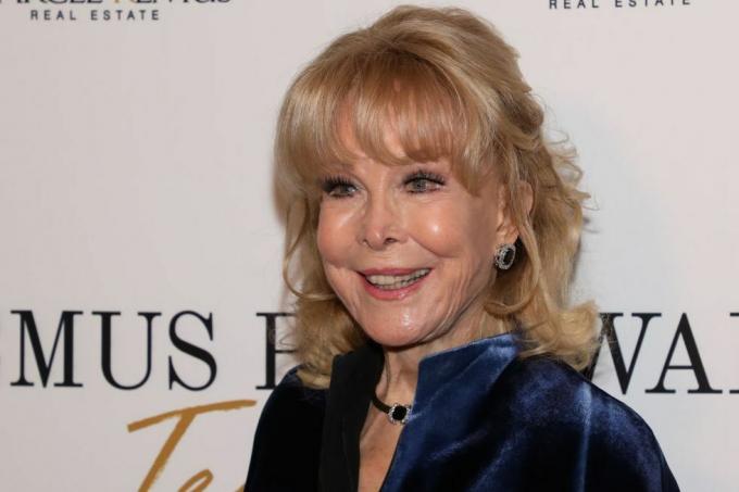 beverly hills, california 08 maret barbara eden menghadiri acara waktu minum teh remus pre award di hotel beverly hills pada 08 maret 2023 di beverly hills, california foto oleh paul archuletagetty images