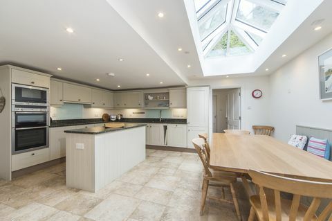 Dapur putih besar dengan pulau dapur - rumah dijual di Cornwall