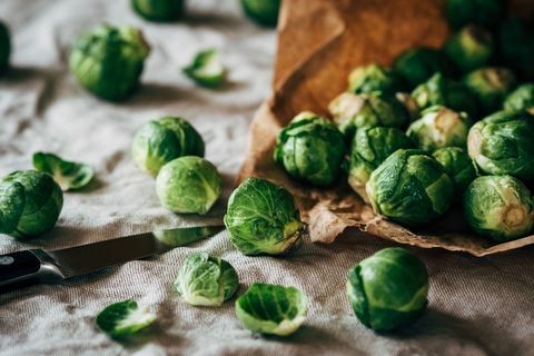 Close-Up Dari Brussels Sprout Pada Kain