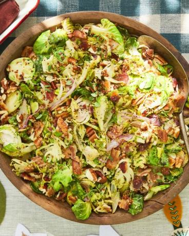 kubis brussel serut dengan bacon dan saus sari apel hangat