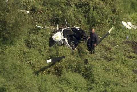 Dalam gambar ini dari video yang disediakan oleh NBC10 Philadelphia, responden pertama diposisikan di dekat puing-puing helikopter di Lumberton, N.J., Jumat, September 8, 2017.