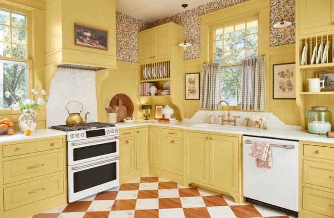 dapur rumah pertanian yang terinspirasi warna kuning Inggris