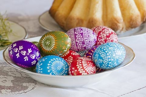 Meja perayaan Paskah tradisional. Telur dan kue berwarna