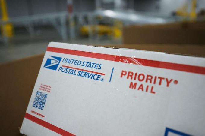 la vergne, tn november 04 tampilan detail logo usps pada selembar kemasan surat prioritas selama tur media dukungan paket layanan pos amerika serikat lampiran pada 4 november 2021 di la vergne, tennessee usps mengalami peningkatan permintaan sebesar 48 persen untuk pengiriman paket musim liburan lalu foto oleh brett carlsengetty images