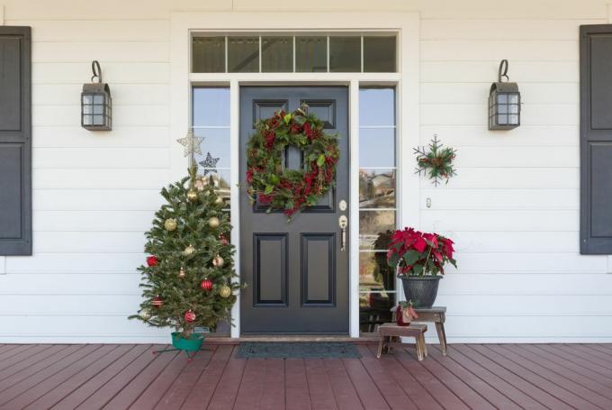 dekorasi Natal di pintu depan rumah