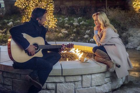 kellie pickler menikah dengan cokelat natal di graceland spinoff