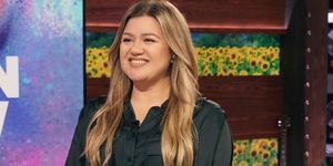 kelly clarkson di set acara bincang-bincangnya