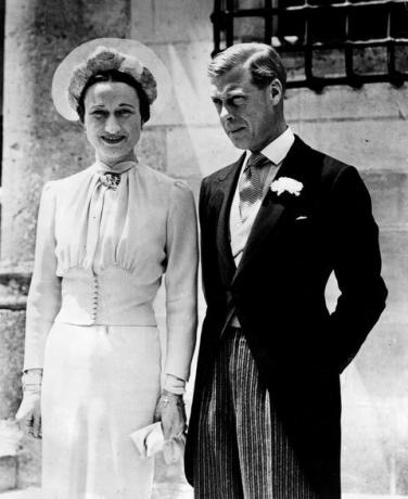 Wallis Simpson bersama Duke of Windsor, sebelumnya King Edward VIII, pada hari pernikahan mereka, 1936