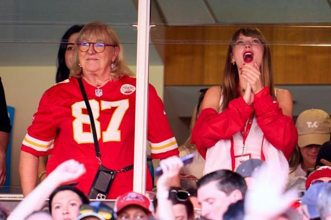 kansas city, mo 24 september taylor swift bersorak dari suite bersama donna kelce saat kepala kota kansas memainkan beruang chicago selama babak pertama di lapangan geha di stadion kepala panah pada 24 september 2023 di kota kansas, missouri foto oleh cooper neillgetty gambar-gambar