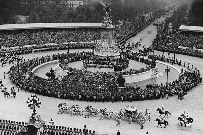 prosesi penobatan raja george vi tahun 1937 di luar istana buckingham foto oleh © hulton deutsch collectioncorbiscorbis via getty images