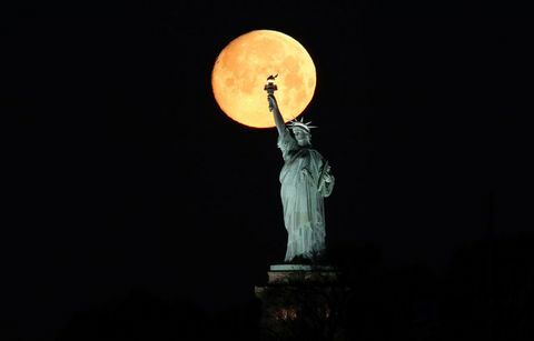 The Moon Sets Behind the Statue of Liberty di New York City