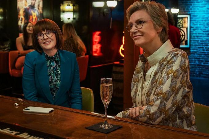 megan mullally sebagai lydia dan jane lynch sebagai constance di bar dalam adegan dari party down scene 3