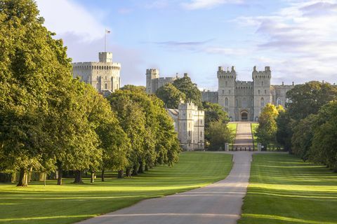 jalan-jalan dengan kastil windsor di latar belakang, windsor, berkshire, inggris, united kingdom, eropa