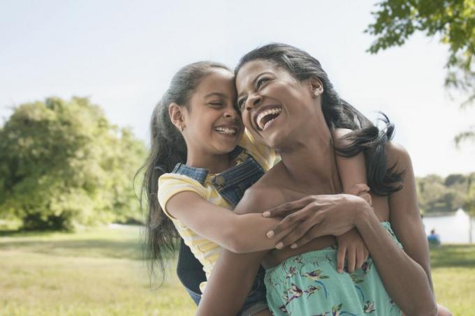 ibu dan anak perempuan Hispanik bermain di taman