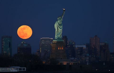 Super Worm Moon Meningkat di Kota New York