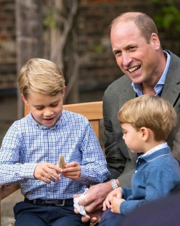 pangeran william dengan kedua putranya, george dan louis