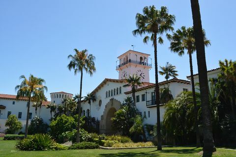 pemandangan gedung pengadilan santa barbara dari taman cekung