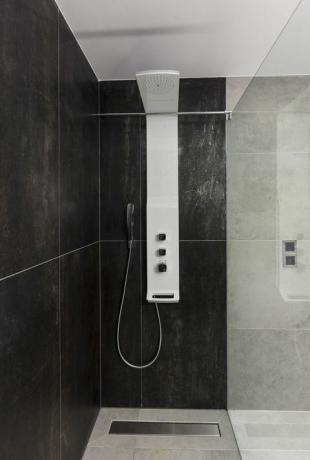 kamar mandi shower hitam