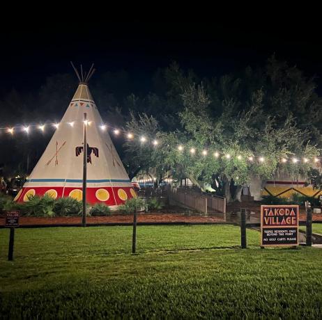 teepee mewah dengan langit malam dan lampu senar di latar belakang