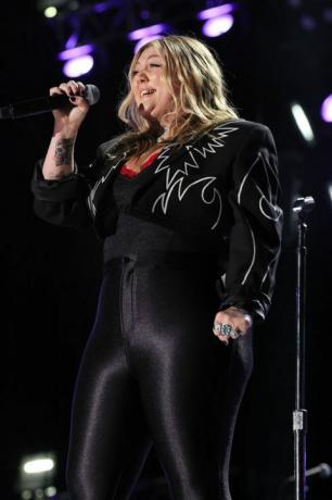 nashville, tennessee 12 Juni elle king tampil pada hari ke 4 cma fest 2022 di nissan stadium pada 12 Juni 2022 di nashville, tennessee foto oleh terry wyattwireimage