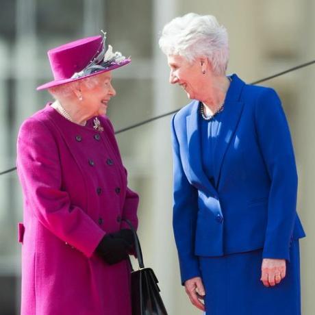 london, inggris 13 maret ratu elizabeth ii dan louise martin, presiden federasi permainan persemakmuran, menghadiri peluncuran estafet tongkat ratu untuk pertandingan persemakmuran xxi diadakan di pantai emas pada tahun 2018 di istana buckingham pada 13 Maret 2017 di london, Inggris foto oleh samir husseinsamir husseinwireimage