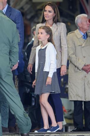 britains princess charlotte of wales and britains catherine, princess of wales terlihat di dalam pesawat c17 selama kunjungan ke tato udara di raf fairford pada 14 juli 2023 di fairford, inggris tengah foto oleh chris jackson pool afp foto oleh chris jacksonpoolafp via getty images