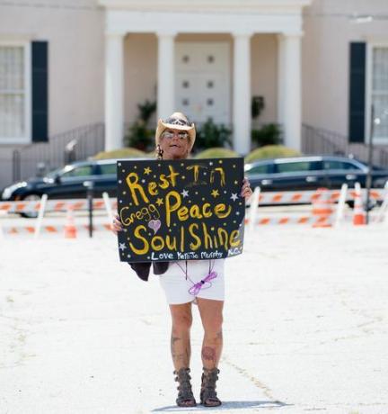 Fan Kelli Jo Hickman di depan rumah duka saat pemakaman Gregg Allman.