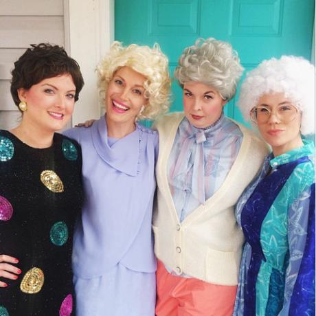 empat wanita di depan pintu depan berpakaian seperti wanita yang lebih tua dengan wig dari "gadis emas"