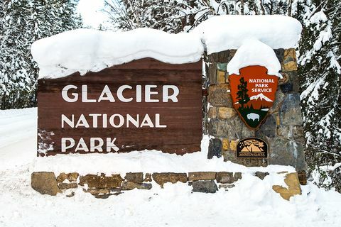 tanda taman nasional gletser dengan salju