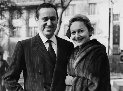 Olivia de Havilland dan Pierre Galante di London, 1955.