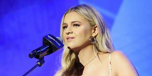 nashville, tennessee 10 juni penyanyi kelsea ballerini tampil selama cma fest 2022 di cma close up stage di music city center pada 10 juni 2022 di nashville, tennessee foto oleh terry wyattgetty images