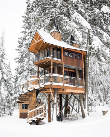 retret rumah pohon montana di salju