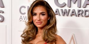 jessie james decker menghadiri penghargaan cma tahunan ke-56 di arena bridgestone pada 09 November 2022 di nashville, tennessee foto oleh jason daviswireimage