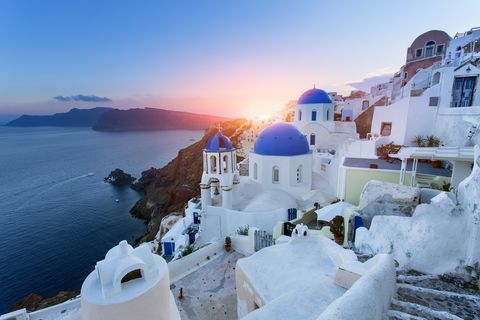 gereja kubah biru saat matahari terbenam, oia, santorini