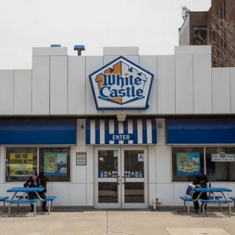 new york, ny 12 april an exterior view of a white castle restaurant, april 12, 2018 in the queens borough of new york city white castle has memperkenalkan burger slider tanpa daging yang mustahil, burger itu, yang dijual seharga 199, berukuran sekitar dua kali ukuran kastil putih slider biasa roti, terutama terbuat dari protein gandum dan kentang, adalah burger nabati pertama yang dijual di restoran cepat saji Amerika yang foto oleh drew gambar angryergetty