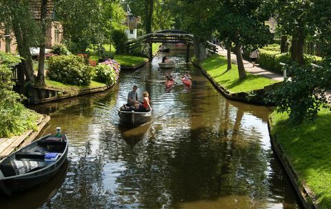 Ada Kota Kecil yang Ajaib di Belanda Tempat Jalanan Terbuat dari Air