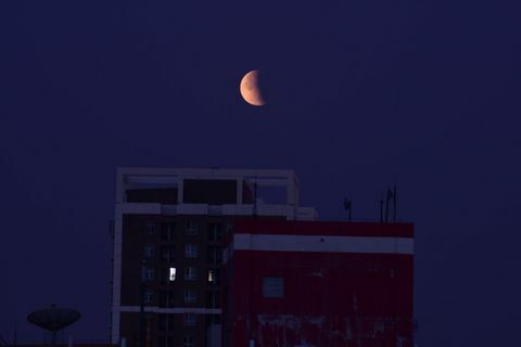 Gerhana Bulan Sebagian Di Tiongkok