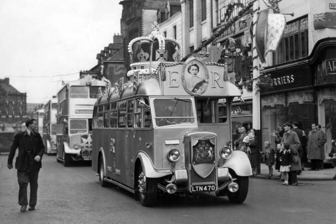 bus tingkat tunggal perusahaan dewan kota newcastle ratu elizabeth ii yang akan terlihat selama perayaan penobatan pembukaan resmi jalan-jalan yang dihias di newcastle prosesi bus-bus yang dihias melewati jalan northumberland 29 Mei 1953 foto oleh ncj kemsleyncj archivemirrorpix via getty gambar-gambar