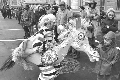 badut badut di sekitar untuk anak muda di parade hari thanksgiving macy pada tahun 1971