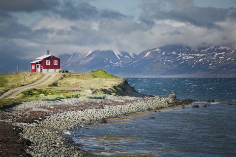 rumah merah di sebelah fjord di islandia utara