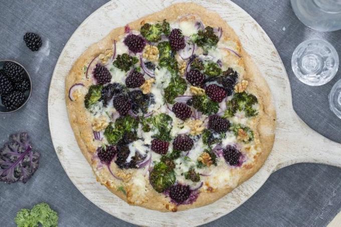Pizza dasar dengan ejaan blackberry, gorgonzola, kale, dan walnut