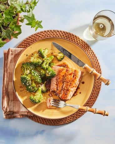 salmon teriyaki dengan brokoli panggang yang renyah