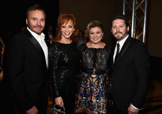 phoenix, az 28 maret l r produser tv narvel blackstock, penyanyi reba mcentire, kelly clarkson dan brandon blackstock menghadiri pertarungan selebriti muhammad alis malam xxi di jw marriott phoenix desert ridge resort spa pada 28 maret 2015 di phoenix, arizona foto oleh michael bucknergetty gambar untuk pertarungan selebriti malam