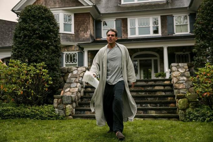 bobby cannavale di pengawas berjalan dengan piyama di halaman depan rumah