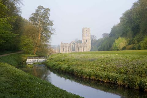 Fountains Abbey pada pagi musim semi © National Trust Images Andrew Butler