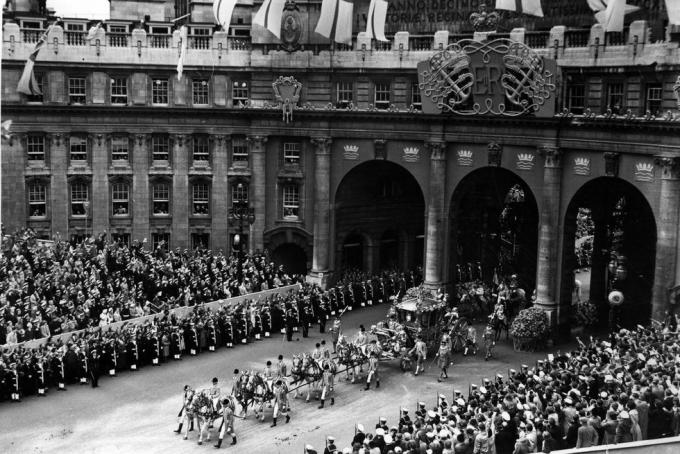 2 Juni 1953 kereta dan prosesi penobatan ratu elizabeth ii melewati lengkungan admiralty dalam perjalanan dari biara westminster ke istana buckingham foto oleh hulton archivegetty images